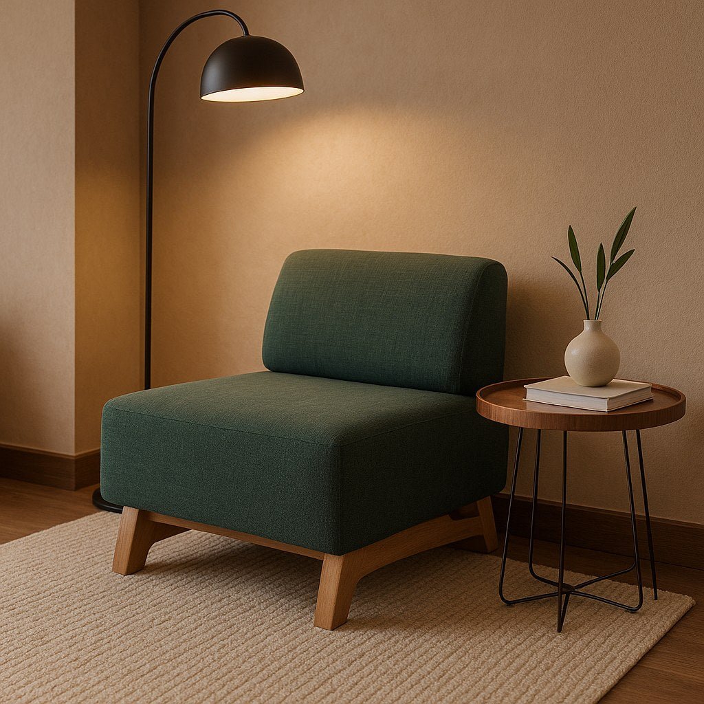 Poltrona em sala de estar com luminária de arco, mesa lateral redonda com vaso e tapete