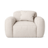 Poltrona de braços largos e arredondados com almofada decorativa no encosto, vista frontal