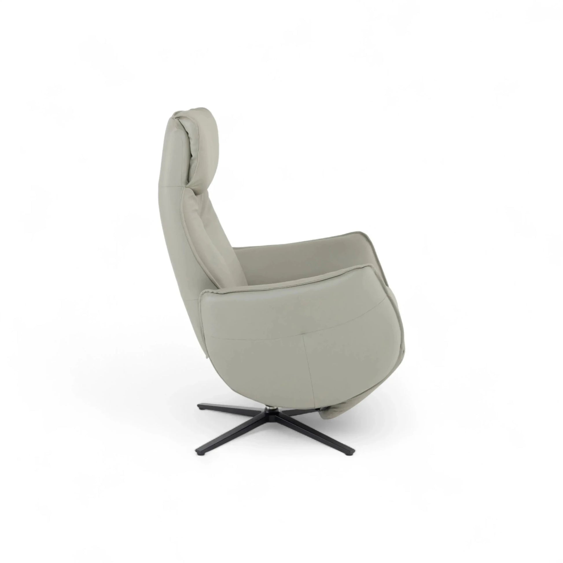 Poltrona reclinável de couro cinza, vista lateral, com base giratória e braços.