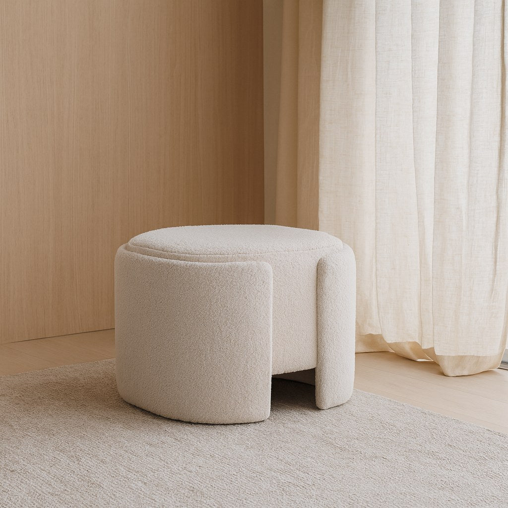 Puff de tecido texturizado em sala de estar com cortina clara, parede de madeira e tapete