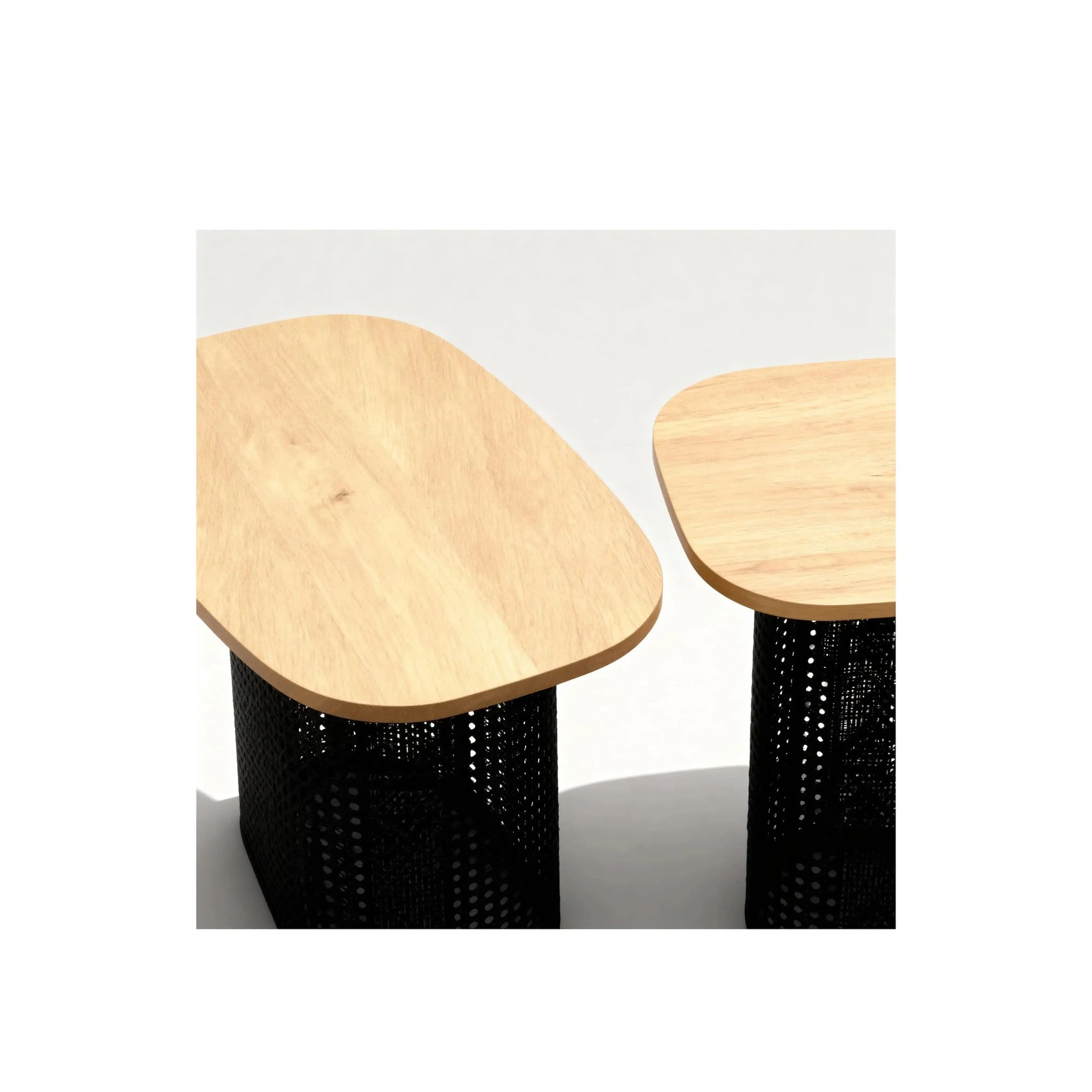 Combo Mesa Lateral Ravien – conjunto de 2 mesas com tampo em madeira clara e base metálica