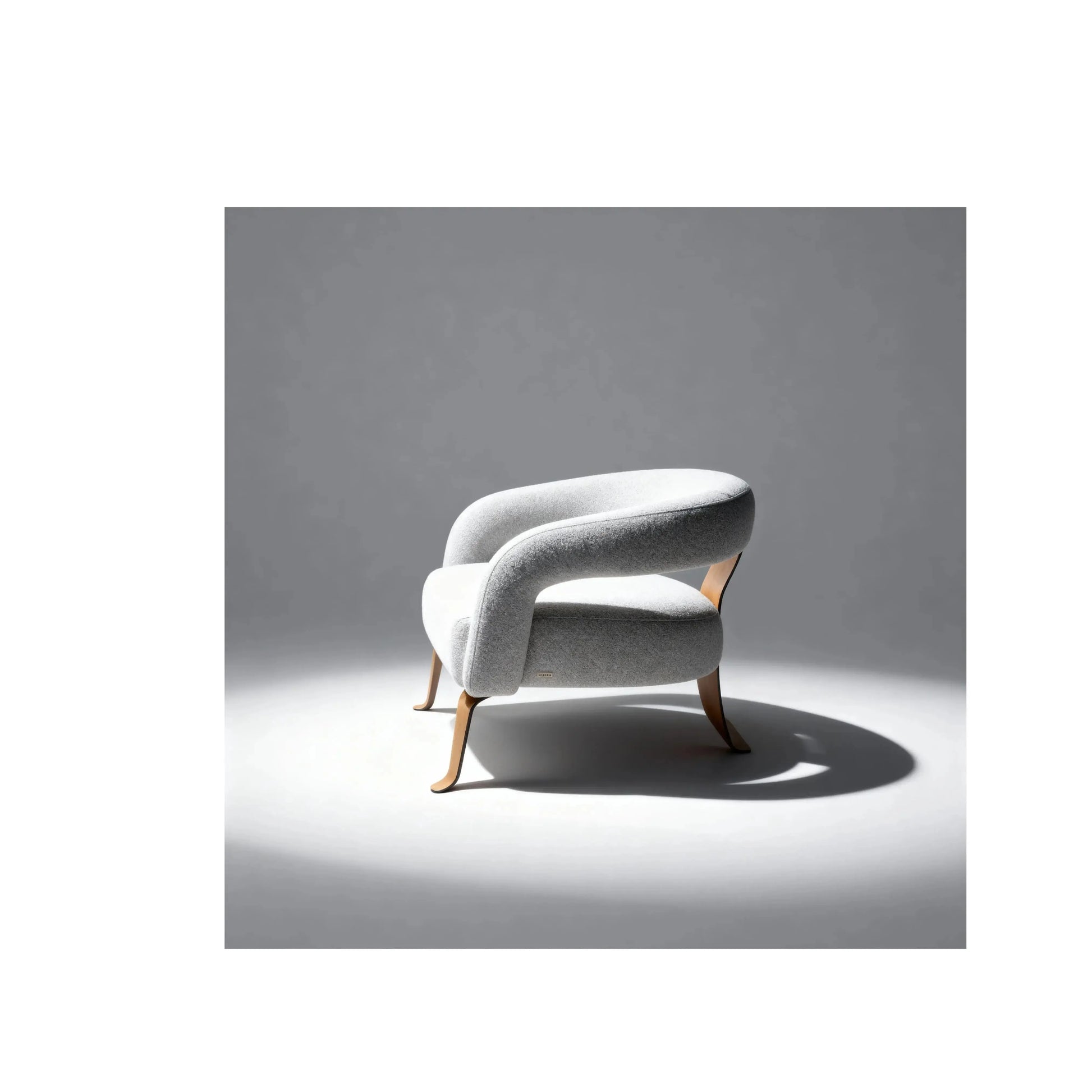 Poltrona Ress – poltrona contemporânea com pés de madeira e proporções áureas