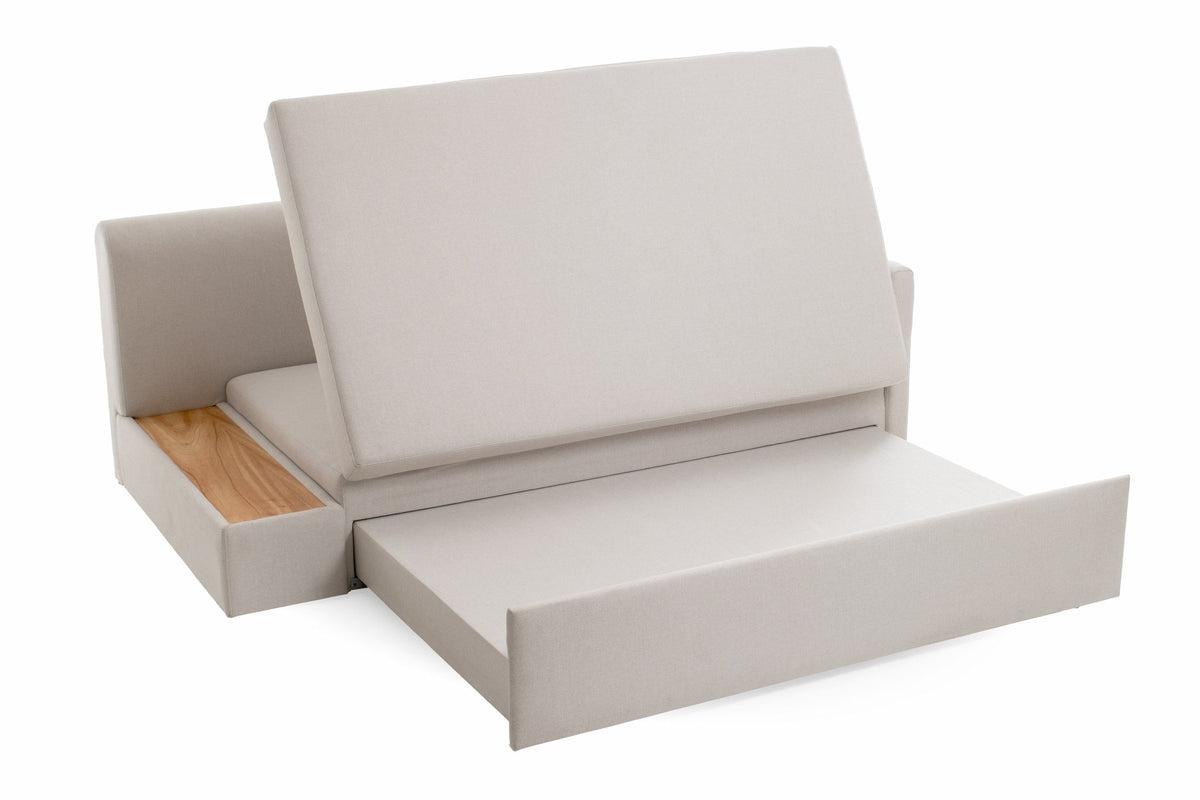 Sofá-cama com assento aberto e encosto alto, mesinha lateral em madeira