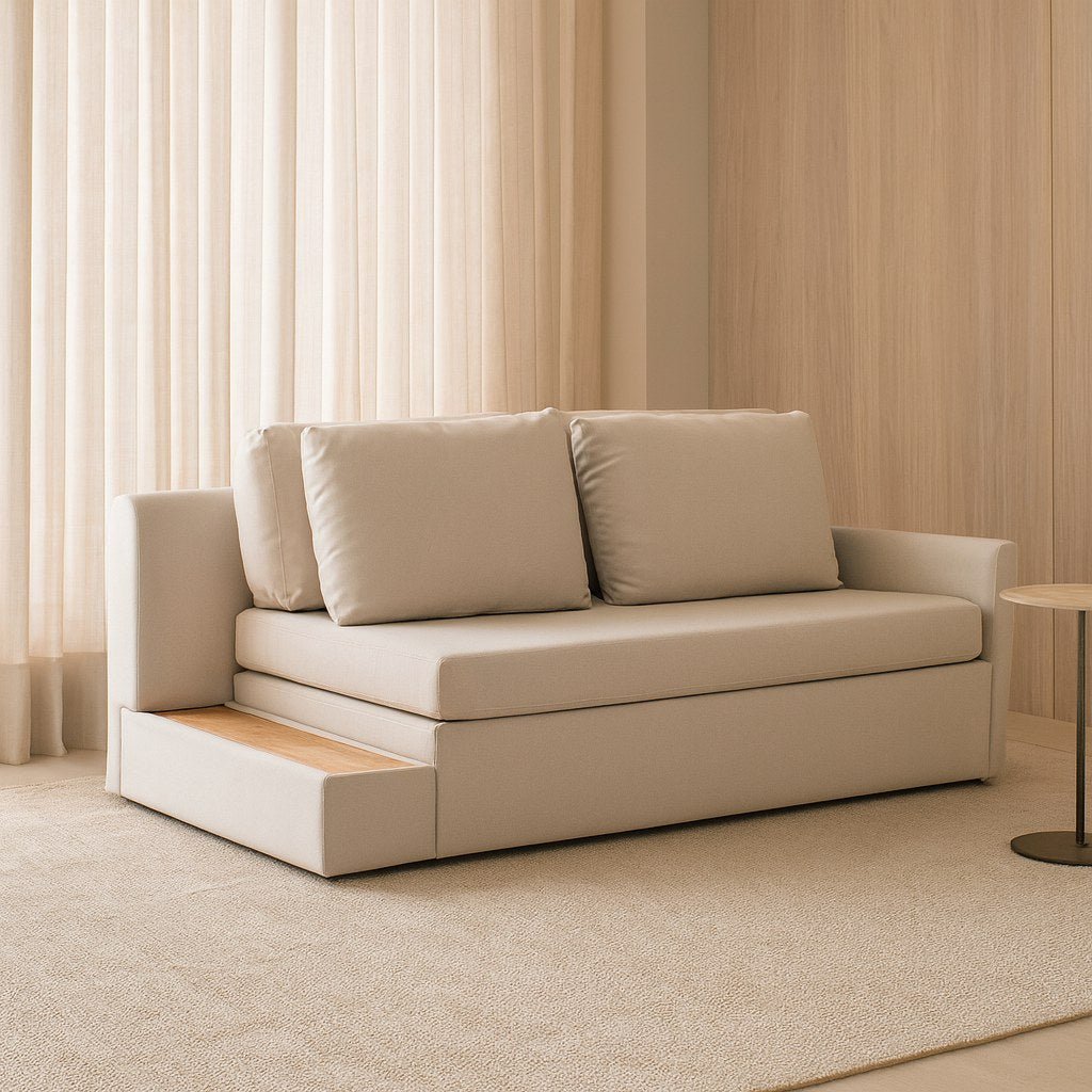 Sofá-cama fechado com almofadas e mesinha lateral em madeira