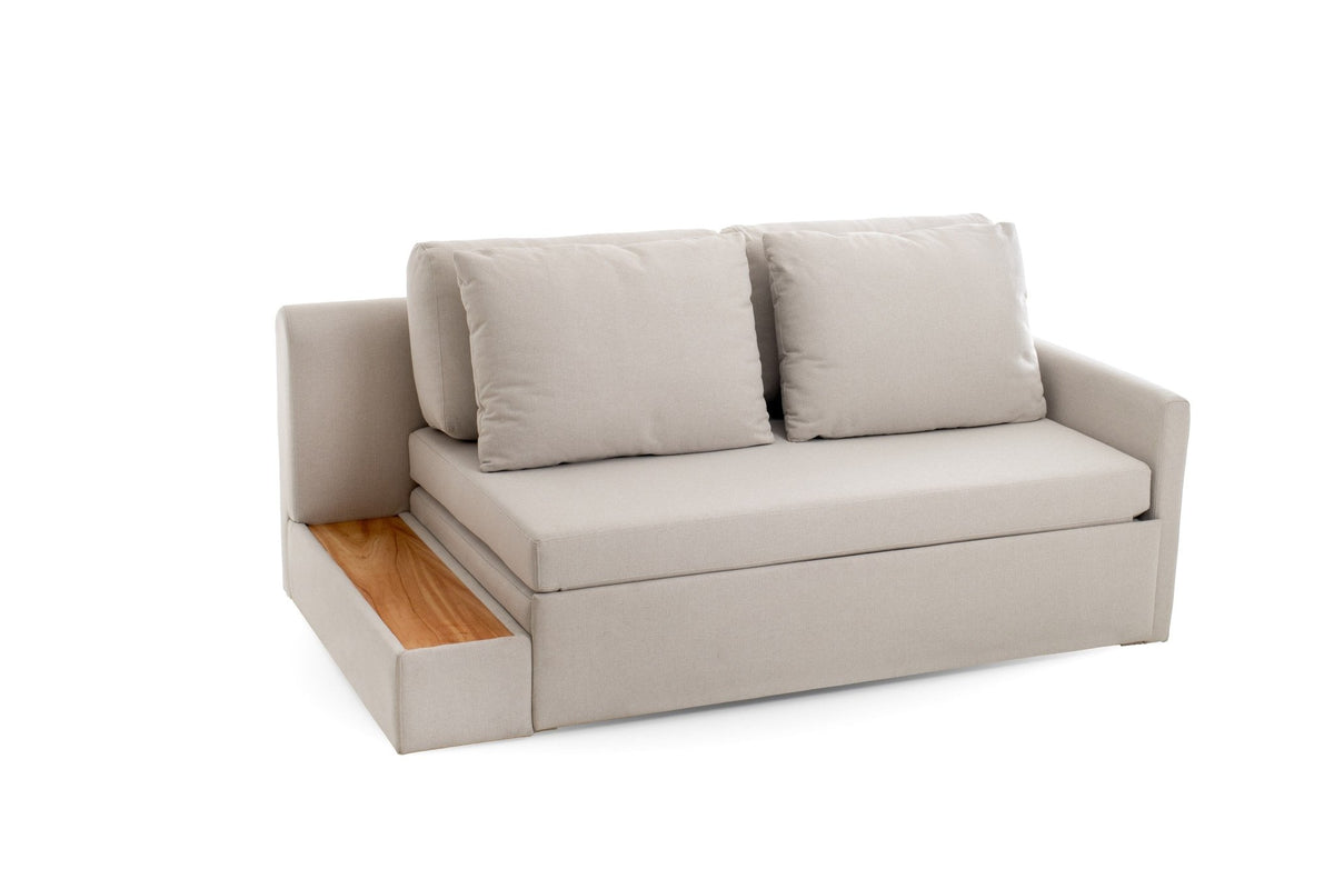 Sofá-cama de solteiro com dois braços, almofadas e nicho lateral com madeira