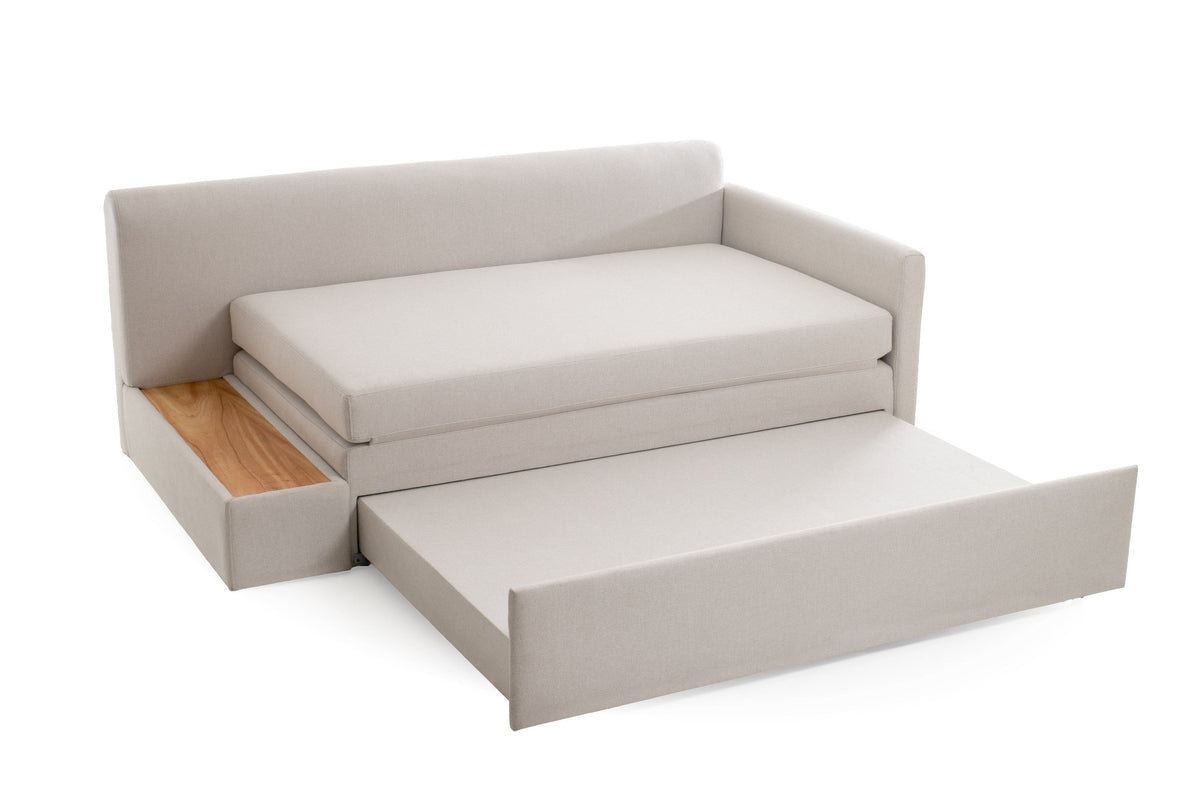 Sofá-cama aberto, com assento ampliado, braços laterais e nicho de madeira
