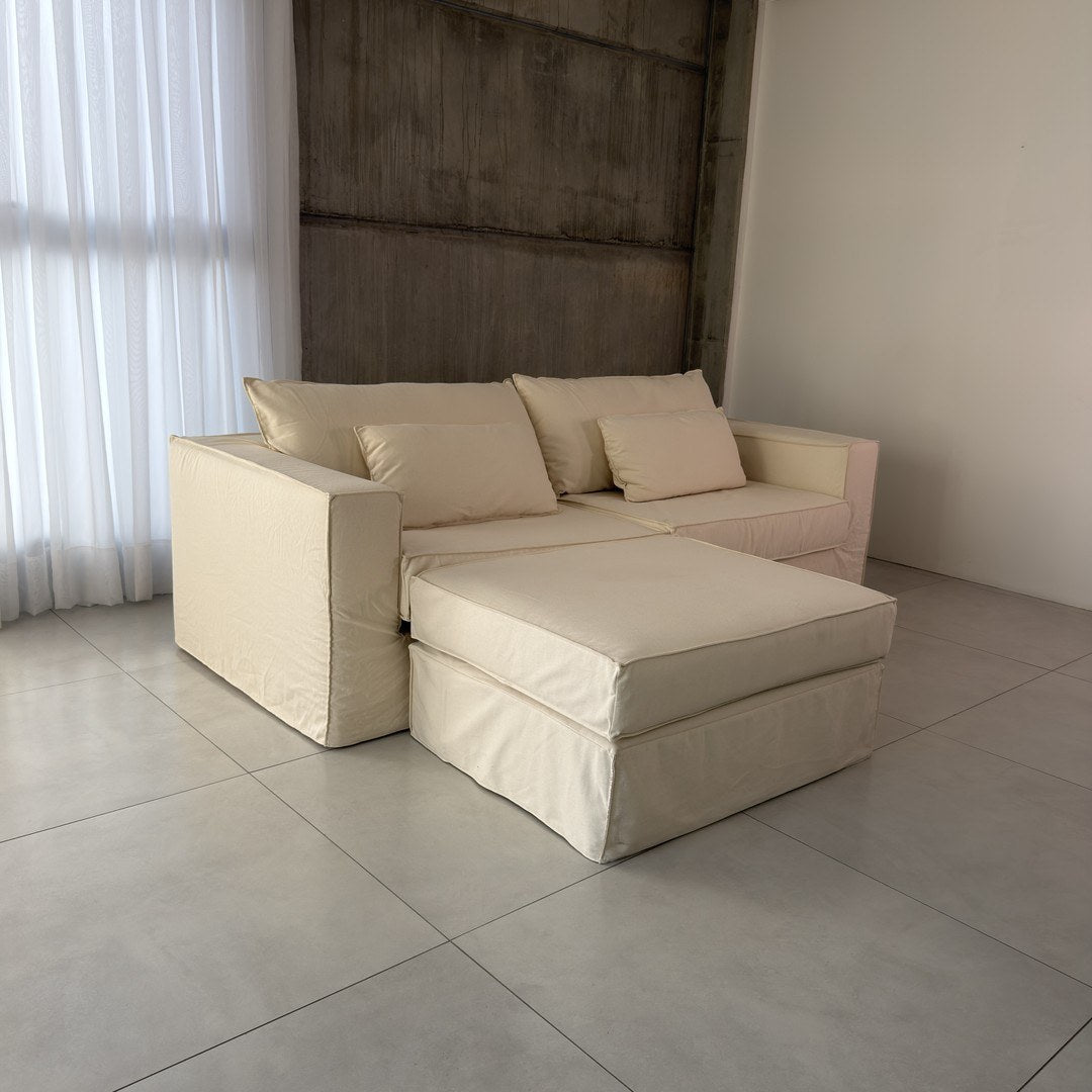 Sofá com chaise e capa, braços laterais estruturados e almofadas altas