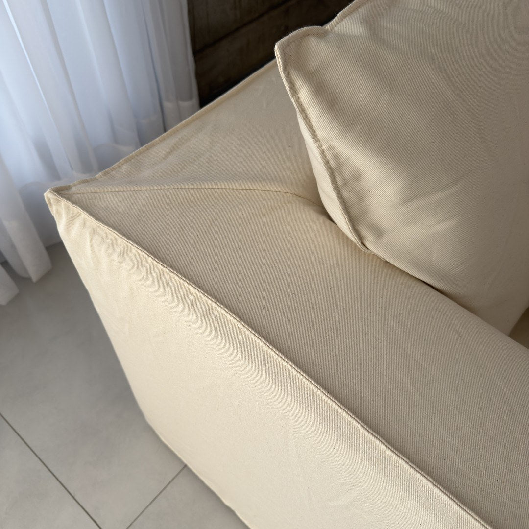 Detalhe da capa no braço e no assento, com costuras discretas