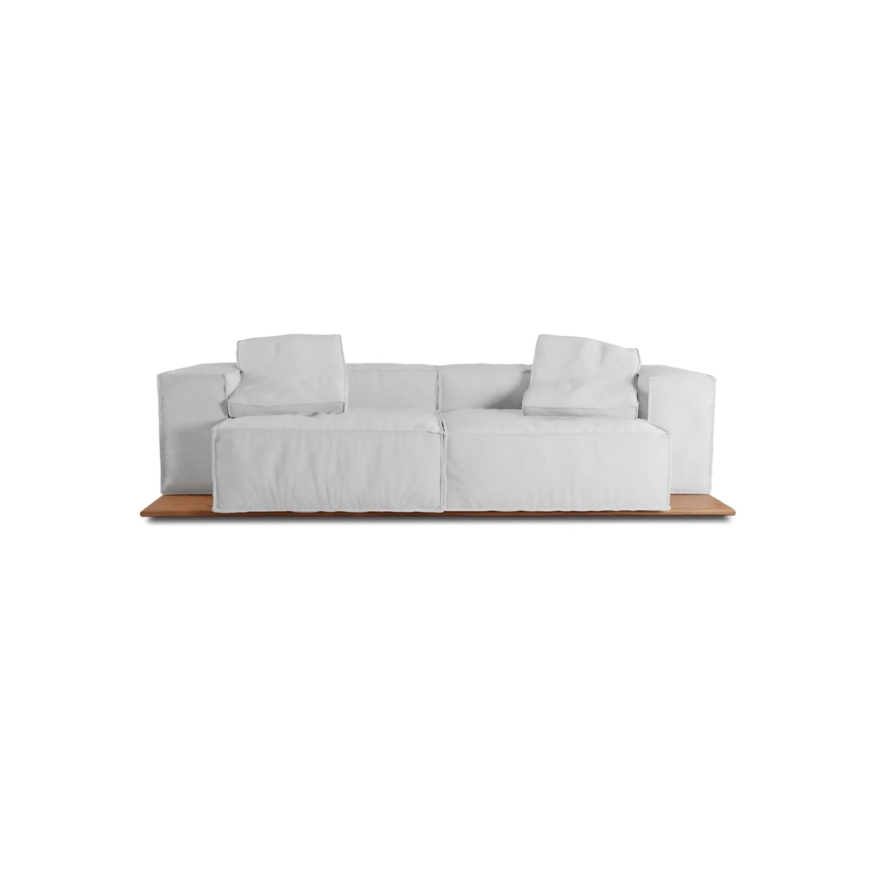 Sofá estofado branco com braços acolchoados, almofadas soltas e base de madeira
