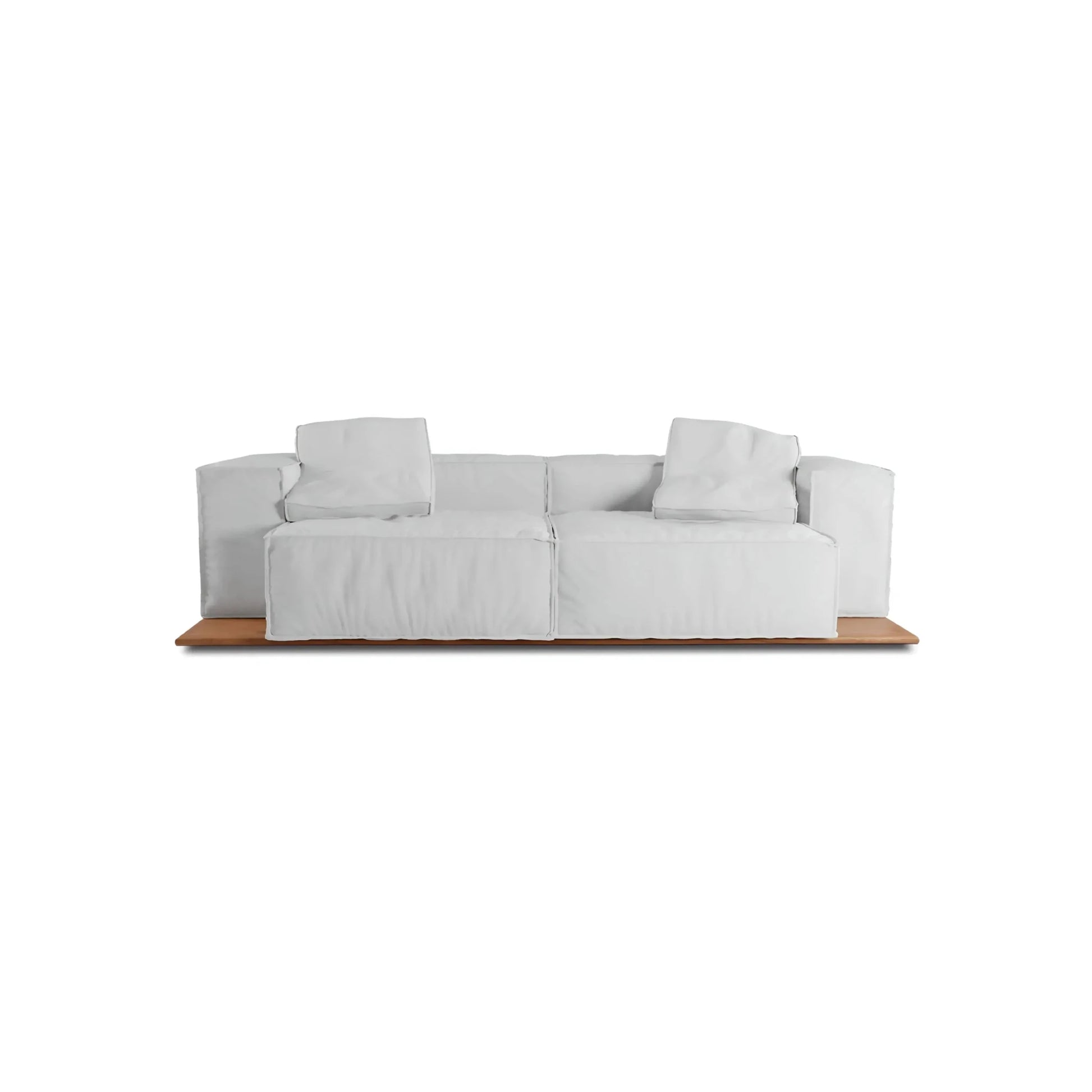 Sofá estofado branco com braços acolchoados, almofadas soltas e base de madeira