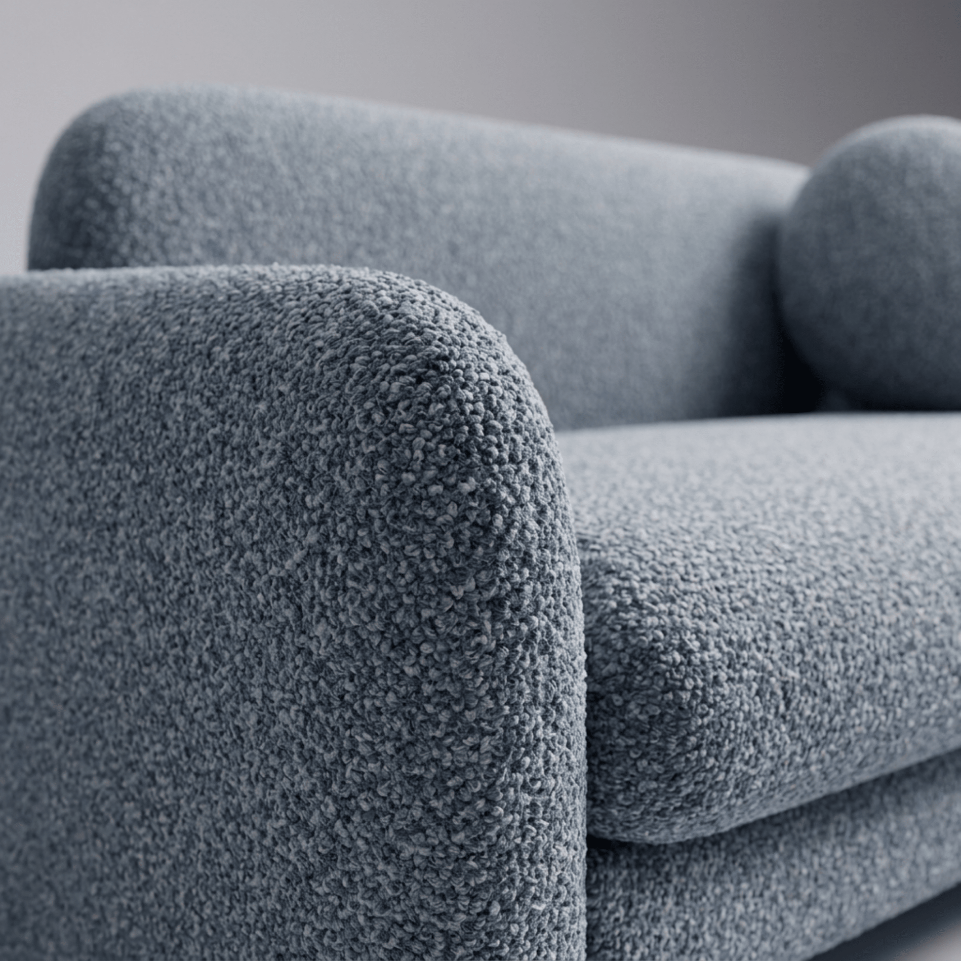 Sofá-cama azul escuro com detalhe do braço volumoso e tecido texturizado