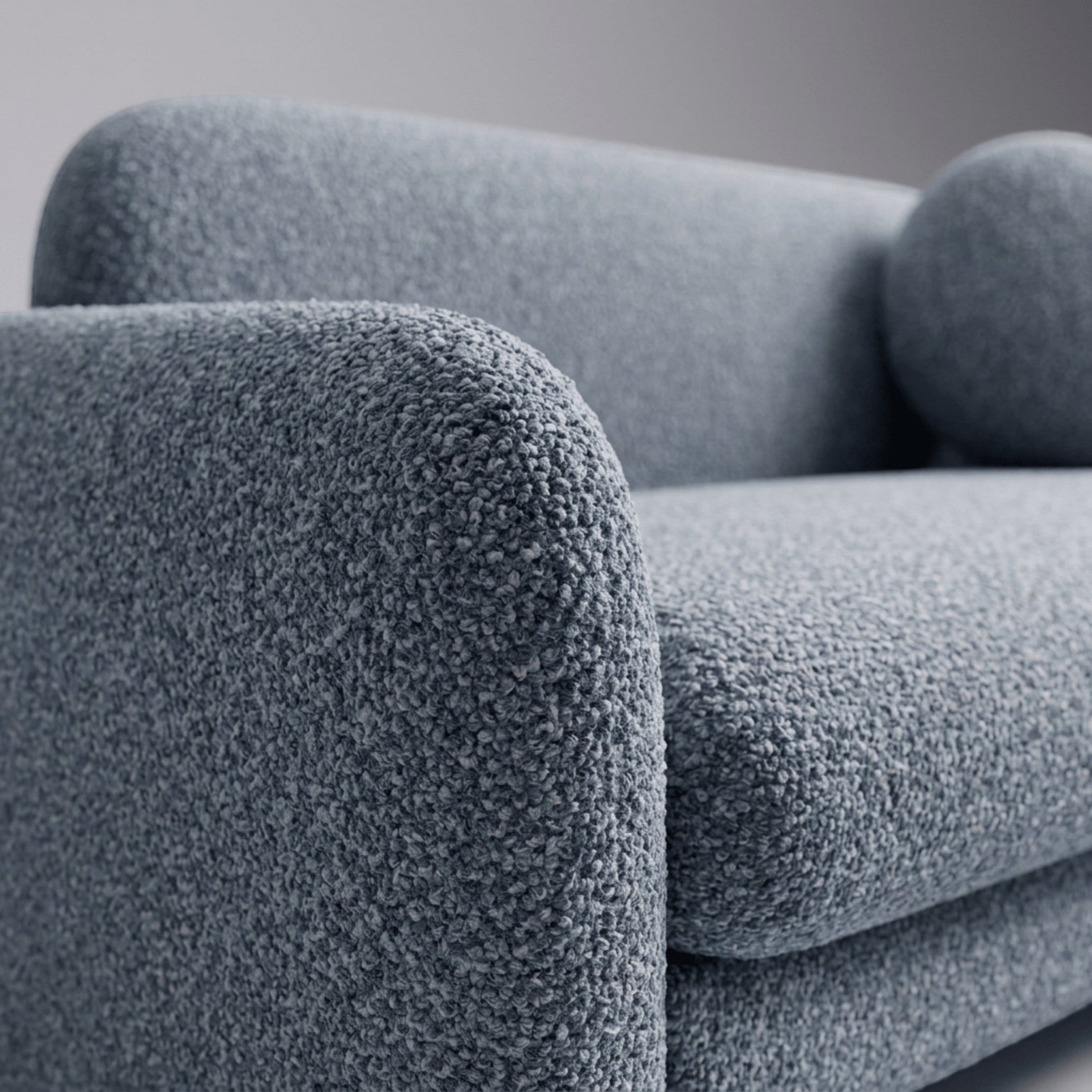 Sofá-cama estofado azul escuro com tecido texturizado e braço arredondado
