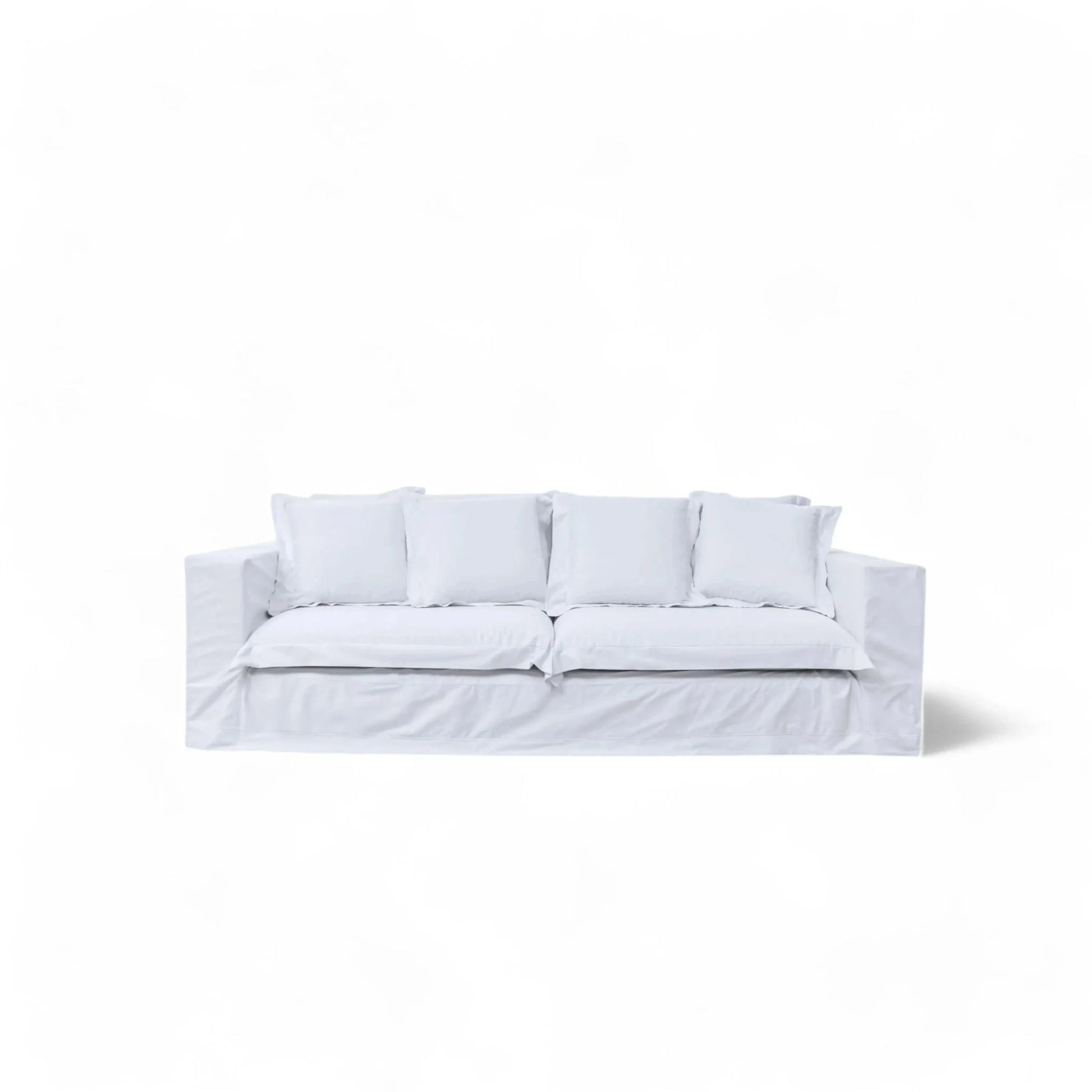 Sofá branco de três lugares com almofadas quadradas e assento estofado
