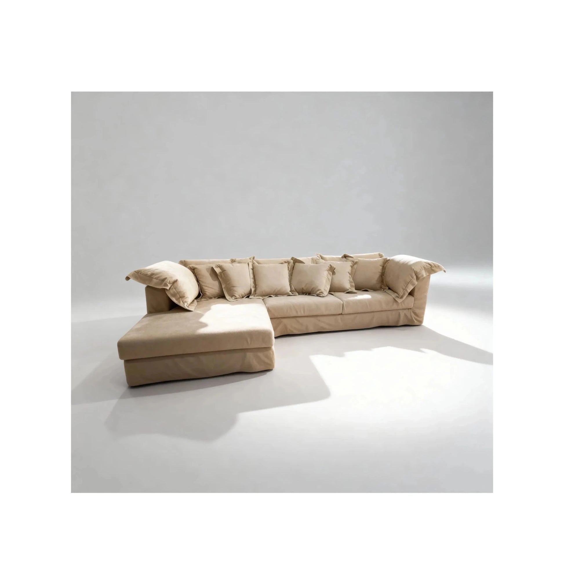 Sofá com chaise em tecido bege claro, assento amplo e almofadas no encosto