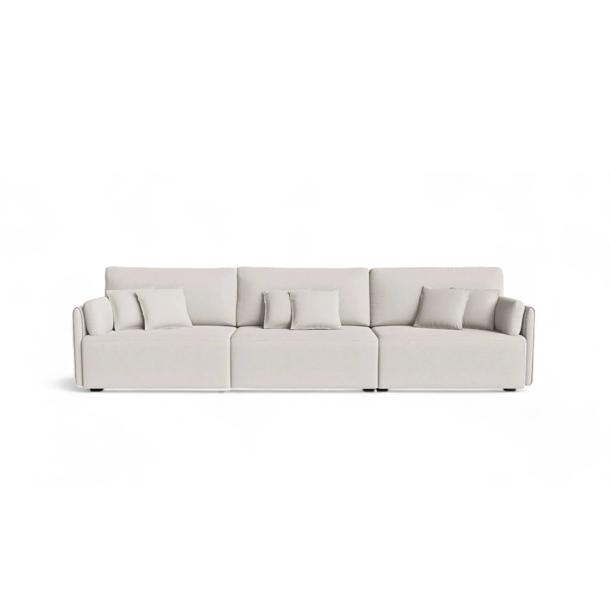 Sofá modular bouclé creme, assentos amplos e almofadas decorativas