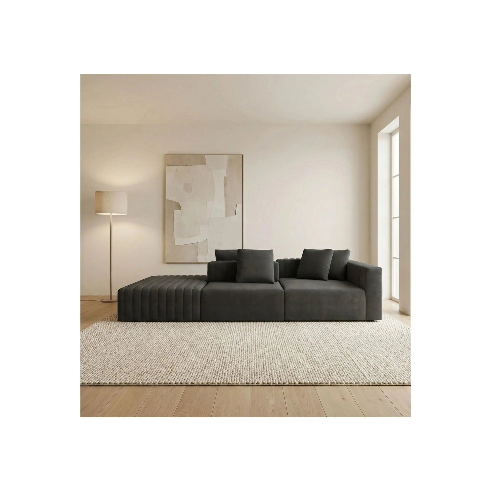 Sofá modular escuro com encosto baixo e almofadas retangulares no assento