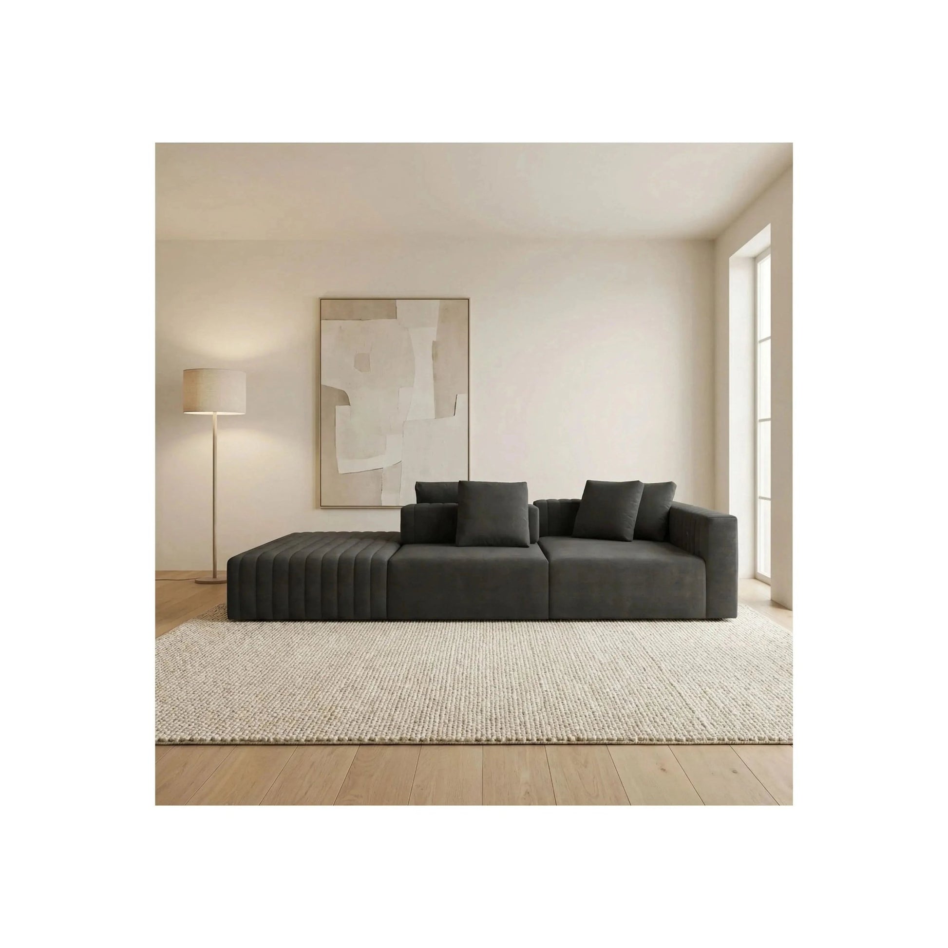 Sofá modular escuro com encosto baixo e almofadas retangulares no assento