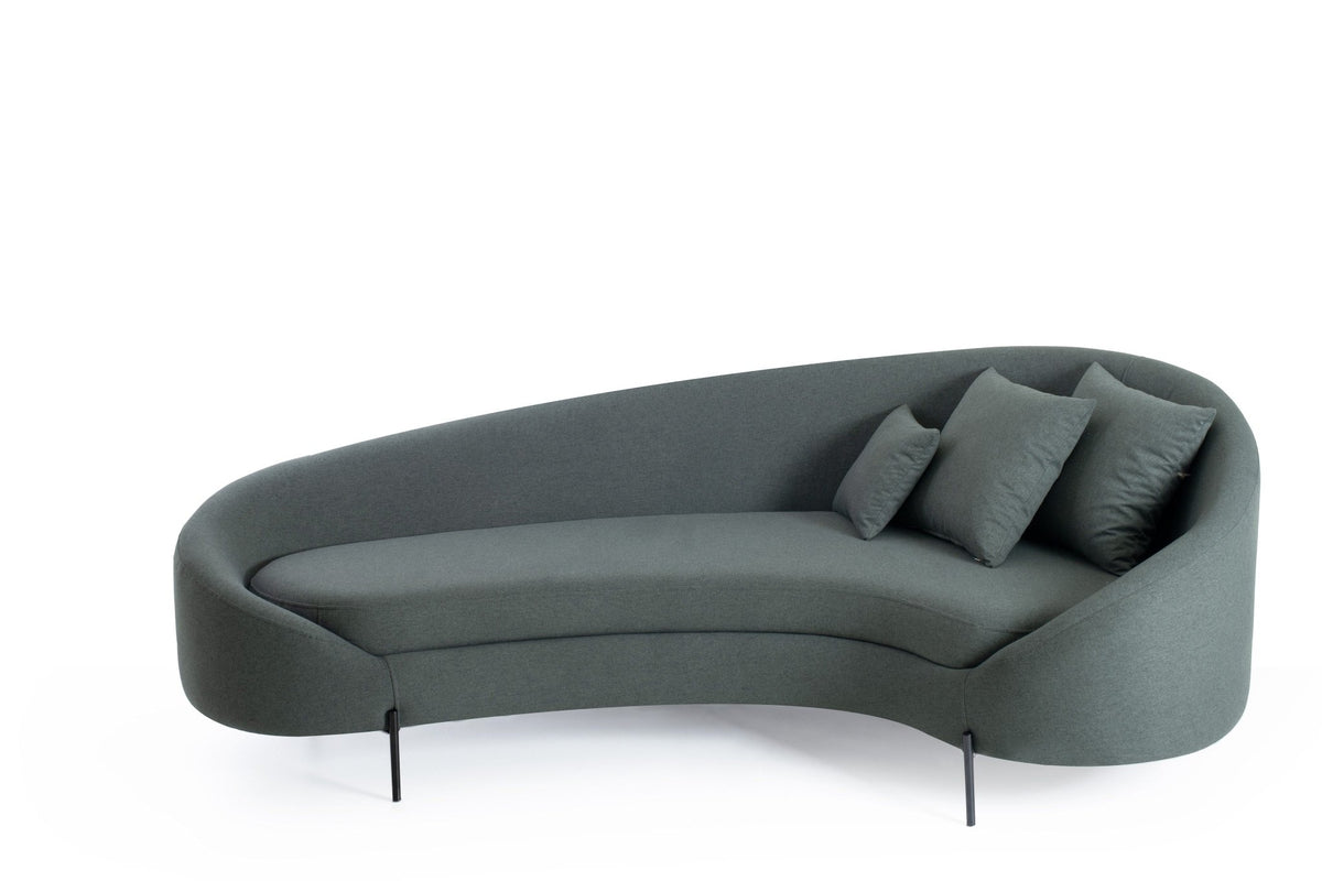Sofá com chaise, assento curvo e três almofadas decorativas