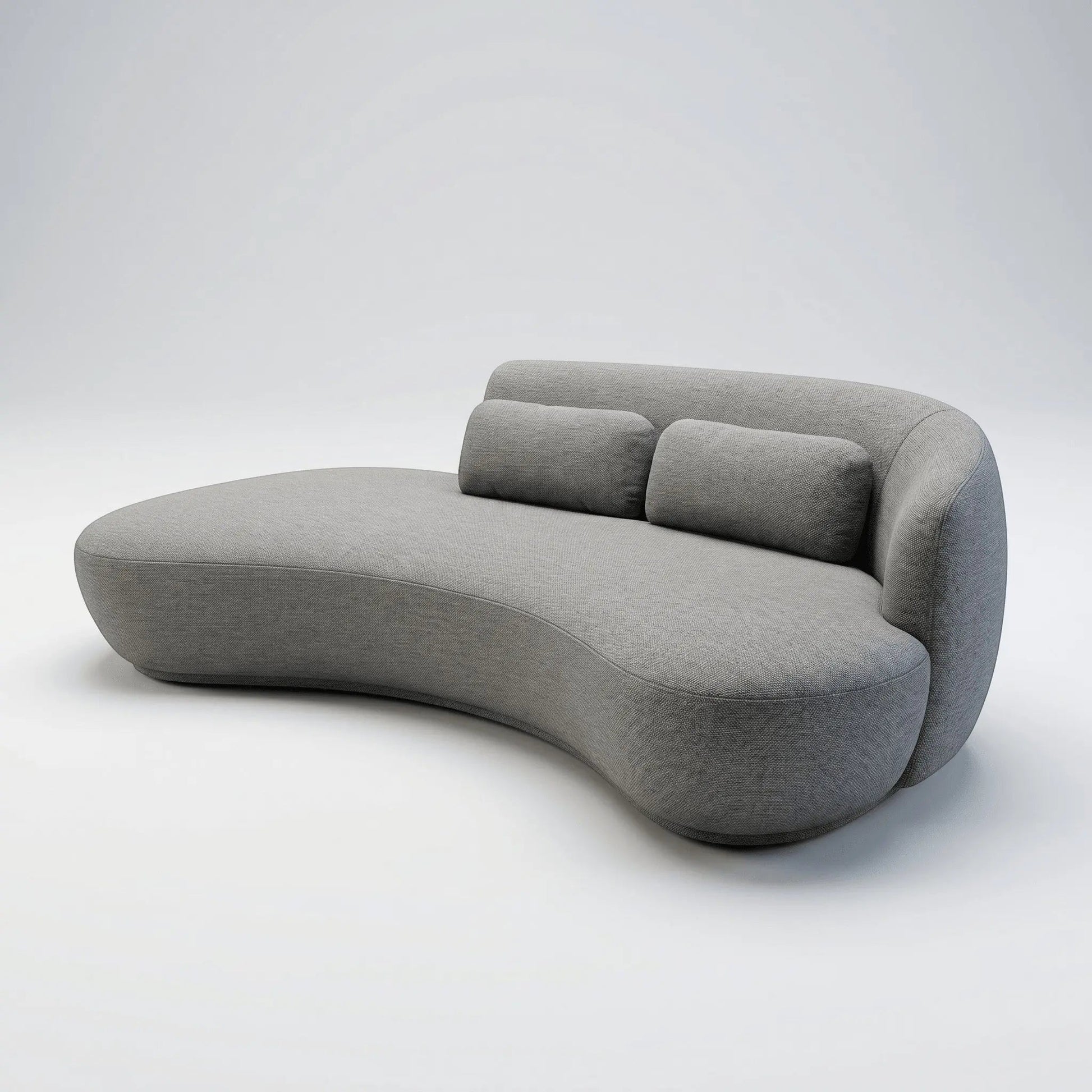 Sofá com chaise e almofadas de encosto, estofado cinza, linhas curvas.