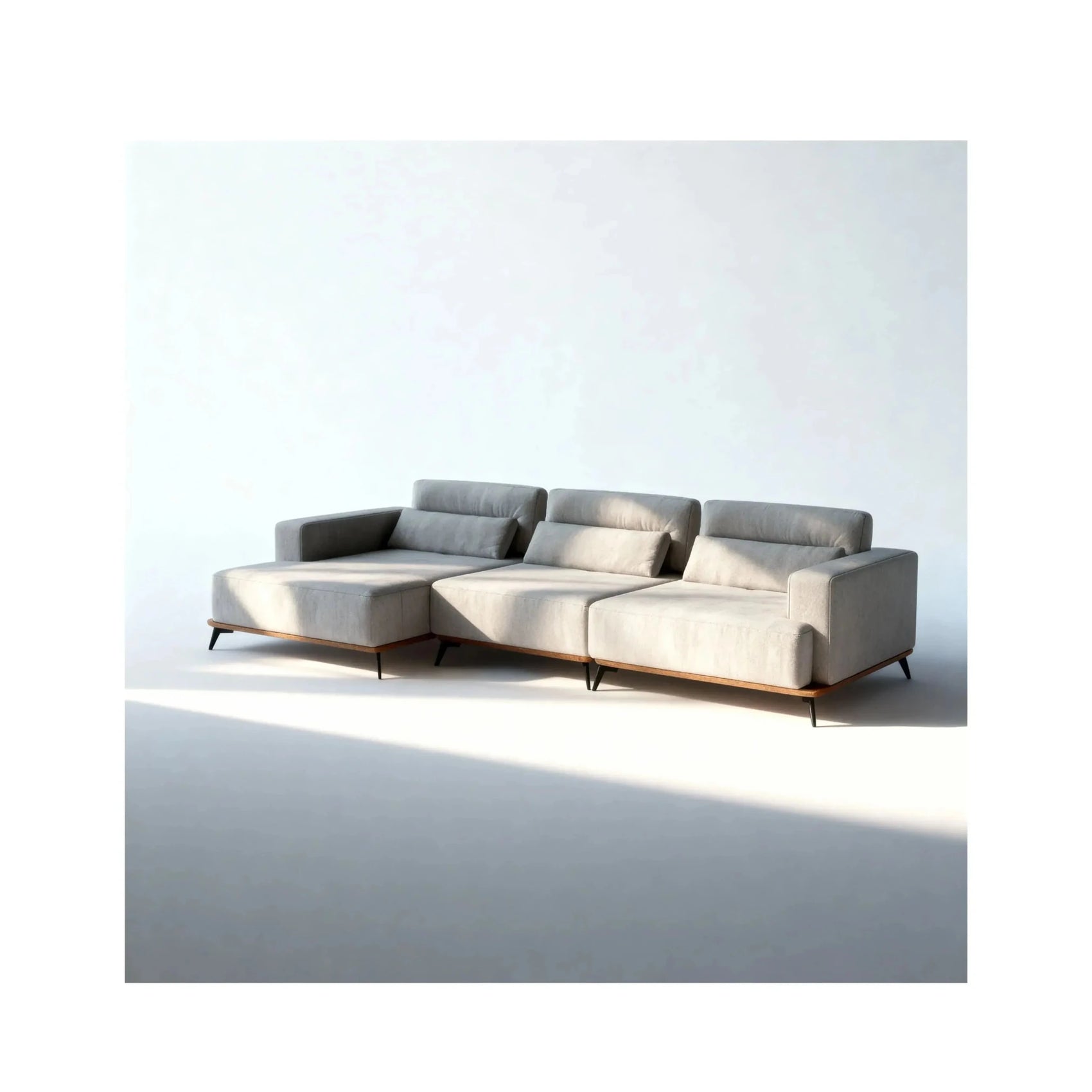 Sofá modular com chaise, tecido claro, encostos altos e base sobre pés metálicos