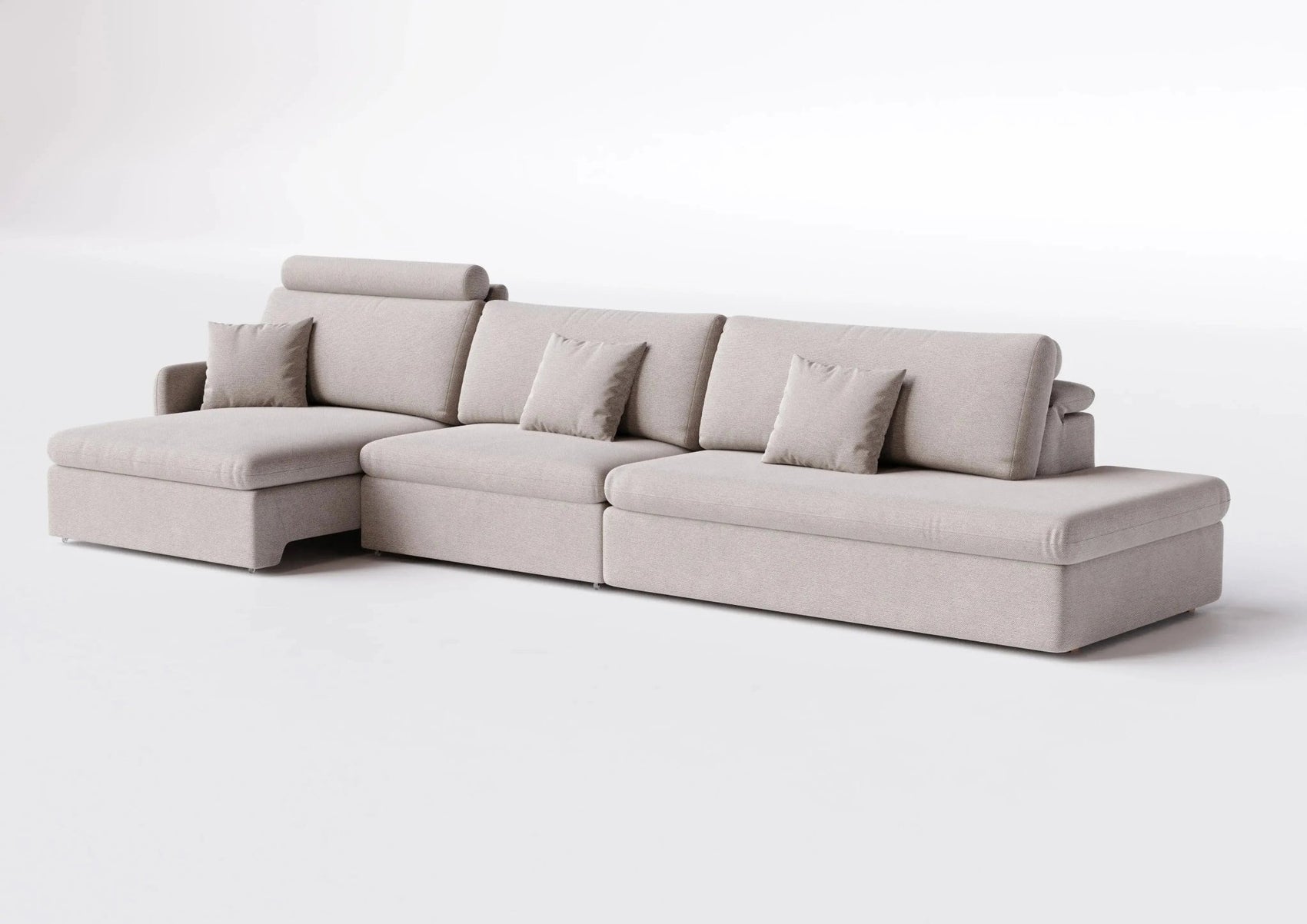Sofá retrátil em tecido cinza claro, com chaise estendida e quatro almofadas