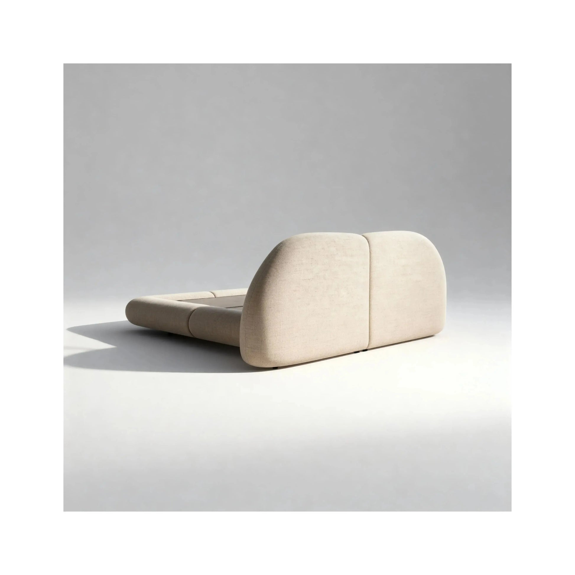 Cama Soline – cama estofada de linhas minimalistas e sofisticação discreta em linho ou bouclé