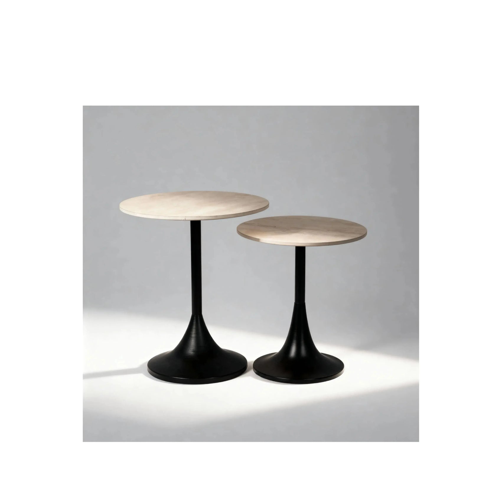 Combo Mesa Lateral Tulipa – conjunto de 2 mesas com tampo em mármore e base orgânica