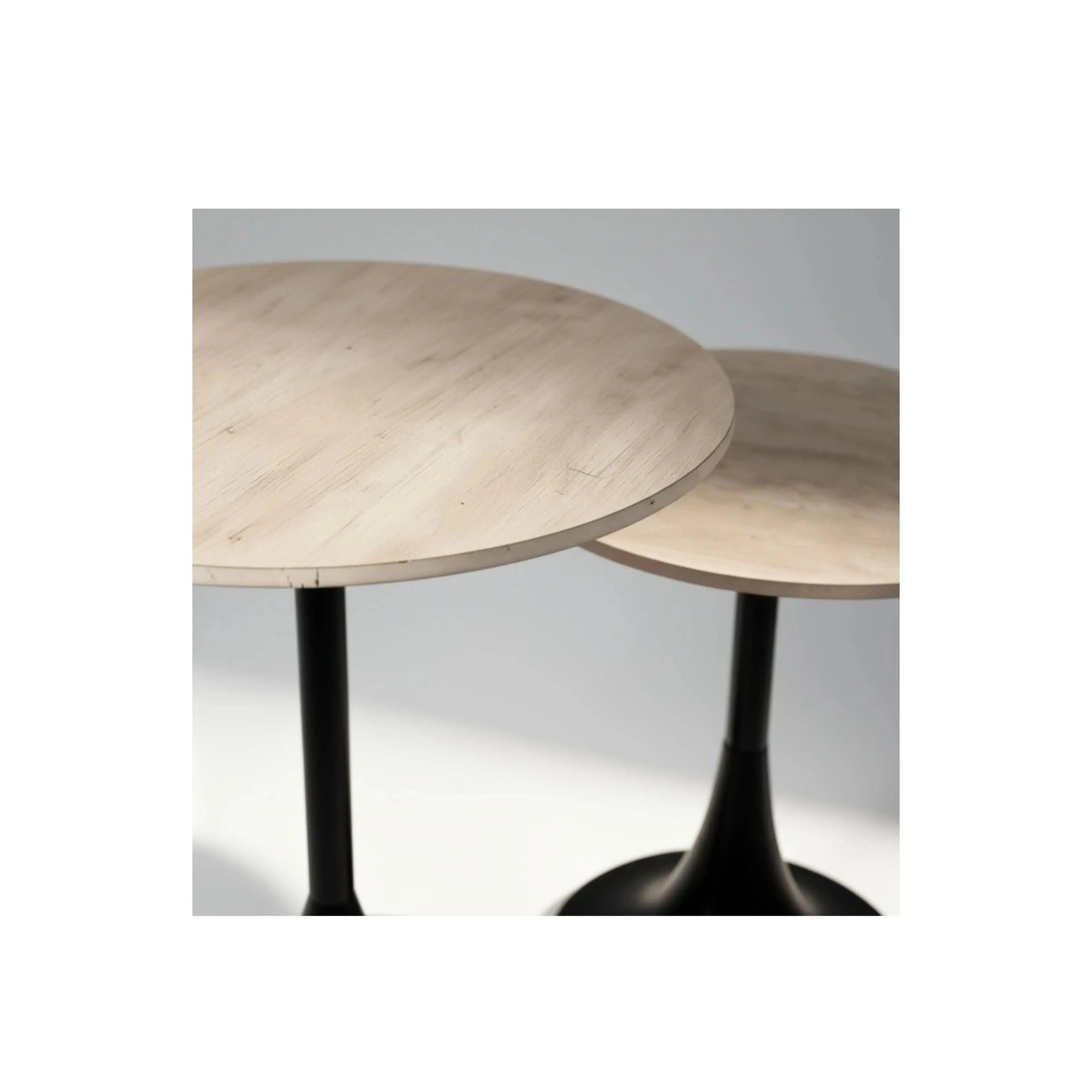 Combo Mesa Lateral Tulipa – conjunto de 2 mesas com tampo em mármore e base orgânica