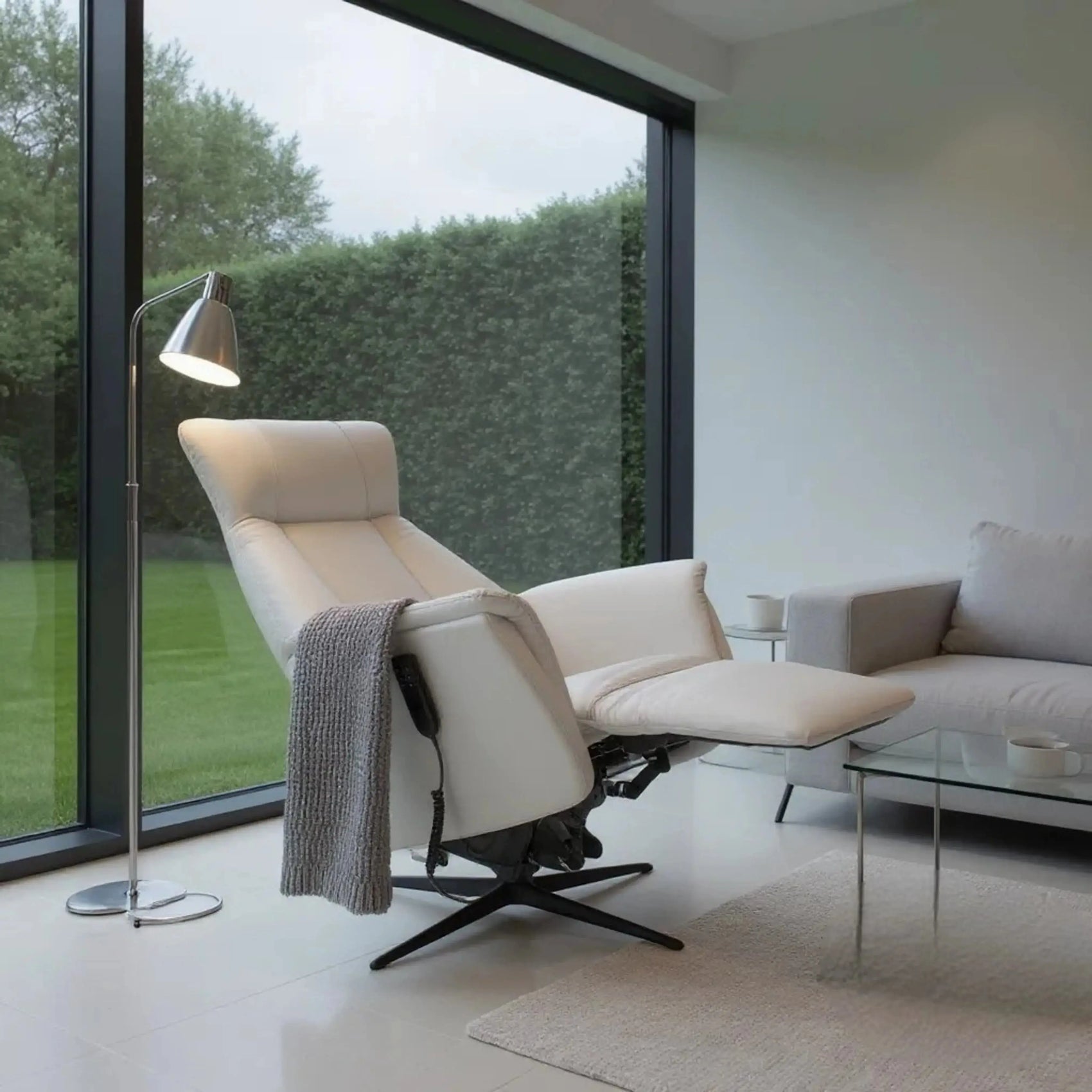 Poltrona Elétrica Cronus – poltrona em couro prata com chaise extensível e base metálica giratória