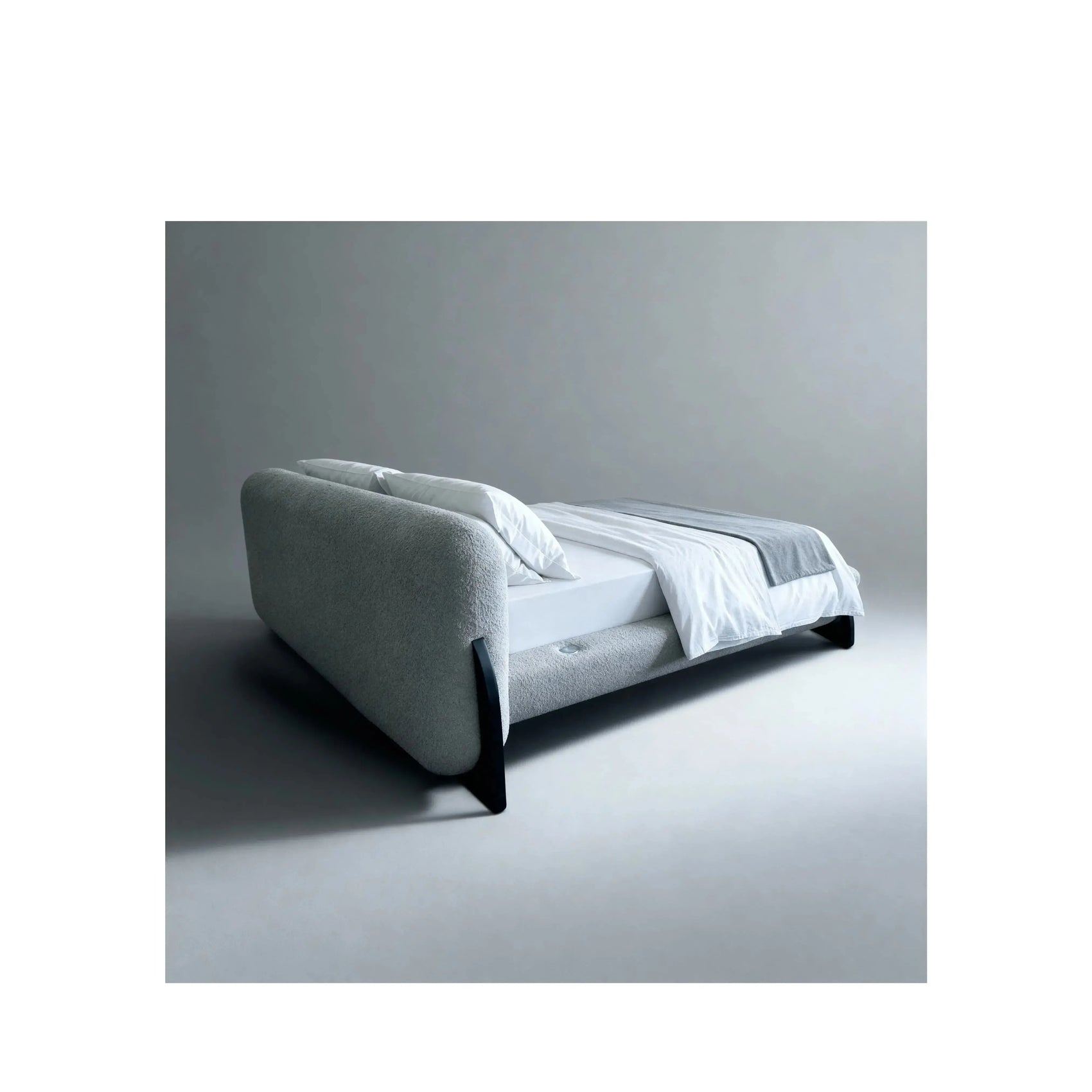 Cama Valora – cama estofada com estilo vintage e pés em madeira maciça tingida