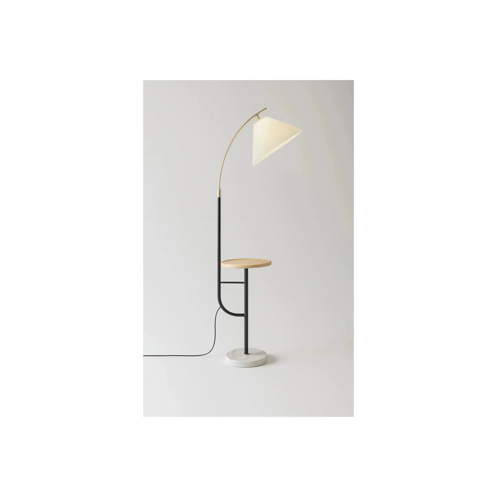 Luminária de Piso Vellum – luminária com mesa integrada em madeira e base em Mármore Carrara