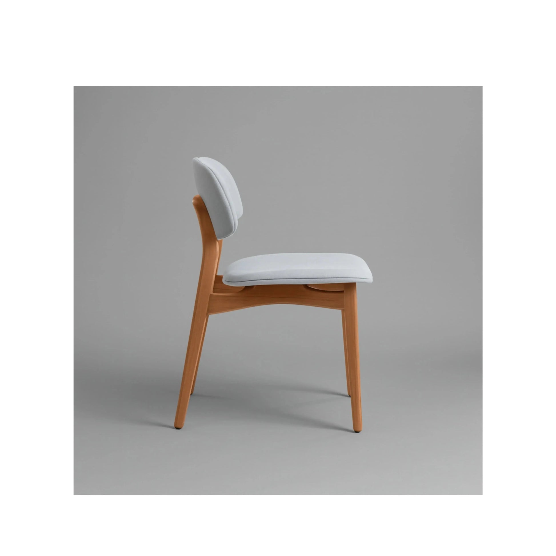 Cadeira Vitto – cadeira de jantar com traços definidos e design imponente