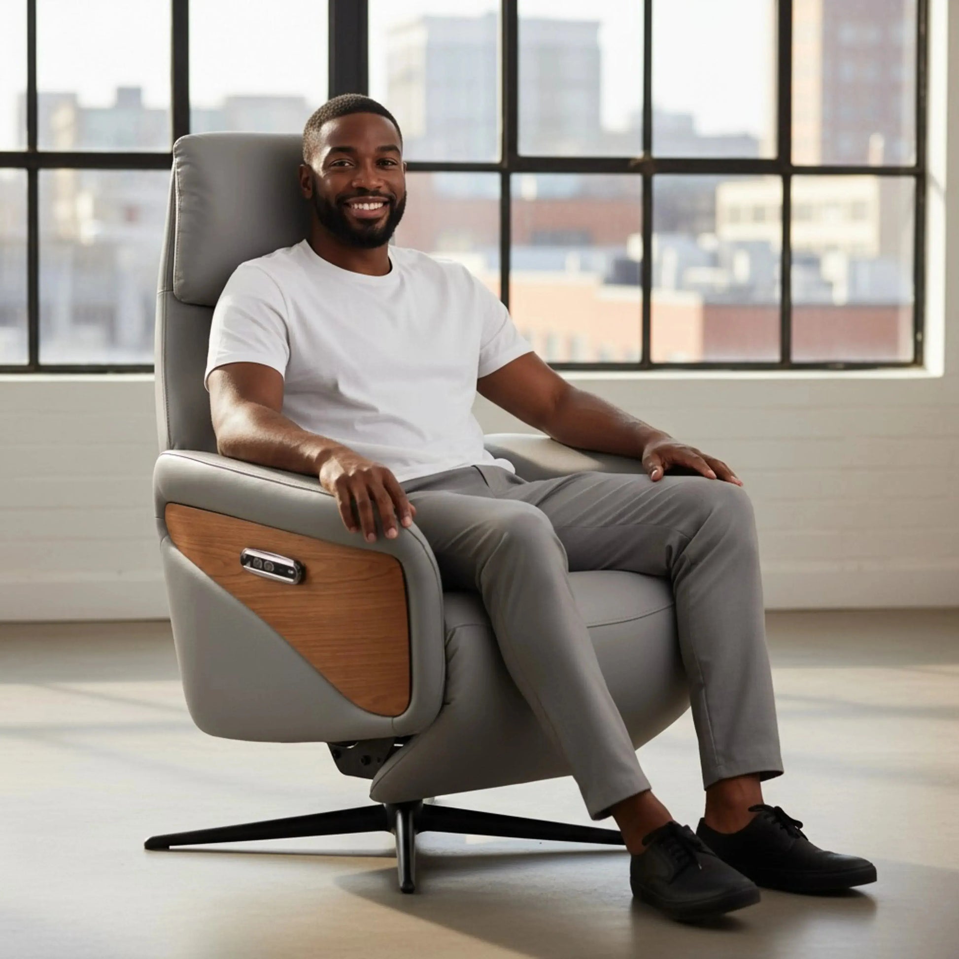 Poltrona Elétrica Zoey – poltrona em couro cinza com braço em madeira laminada e USB-C